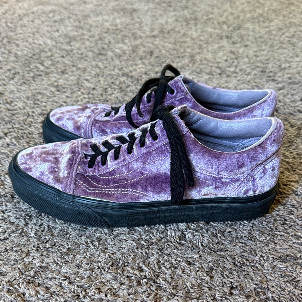 Vans lilac Purple Velvet/velour Sneakers w/Black Soles Mens 6.5/Women’s 8